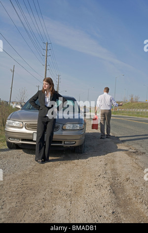 Uomo con problemi con la macchina, uomo autostop con Jerry può Foto Stock