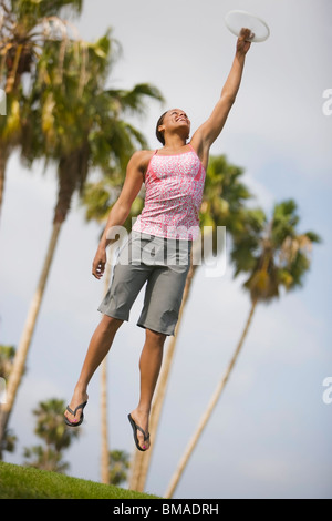 Donna Cathing Frisbee Foto Stock