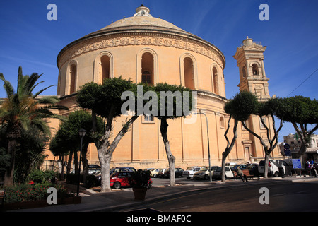 Una vista in elevazione esterna sul lato ovest della chiesa di St Mary - noto come la rotonda o duomo di Mosta, Mosta, isola di Malta Foto Stock