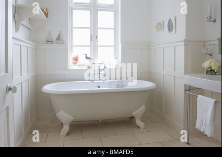 Freestanding roll top in lamiera bagno, Londra Foto Stock