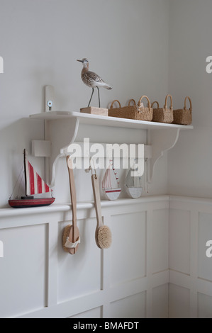 Statua di uccelli e cesti sulla mensola per bagno, Londra Foto Stock