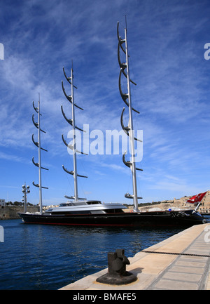 Un super yacht al suo ormeggio in Dockyard Creek appena fuori il Grand Harbour, a La Valletta, Malta. Foto Stock