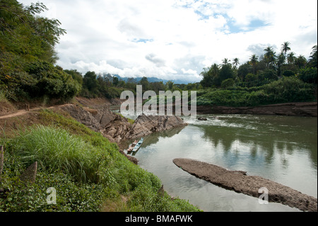 Un ponte di bambù attraversa il fiume Nam Khan alla confluenza con il fiume Mekong a Luang Prabang, Laos Foto Stock