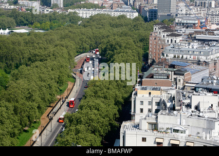 Vista in elevazione del traffico che passa verso Park Lane, dividendo Mayfair da Hyde Park, London, Regno Unito Foto Stock