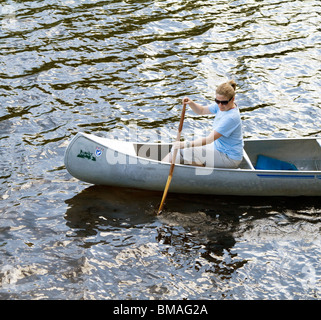 Un giovane bianco caucasico giovane in una canoa su un lago shot closeup. Foto Stock