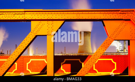 Torre di raffreddamento incorniciato dal vecchio ponte in acciaio in Billingham, Stockton on Tees, England, Regno Unito Foto Stock