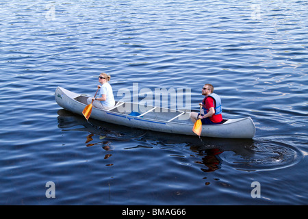 Un giovane bianco caucasico giovane in una canoa su un lago shot closeup. Foto Stock