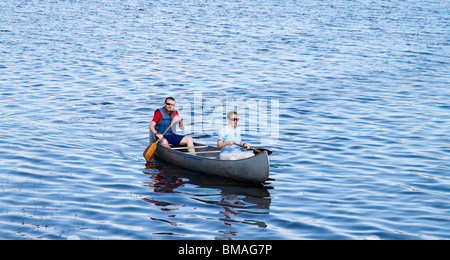 Un giovane bianco caucasico giovane in una canoa su un lago shot closeup. Foto Stock