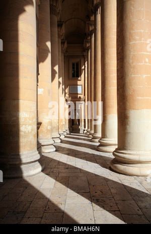 L'Esterno facciata principale della chiesa di St Mary - noto come la rotonda o duomo di Mosta, Mosta, isola di Malta Foto Stock
