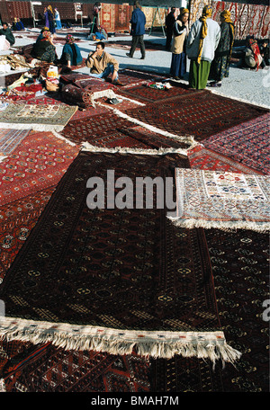 Maggio 2000, Aşgabat Turkmenistan venditori di tappeti al bazar Tolkuchka nei pressi della capitale Foto Stock