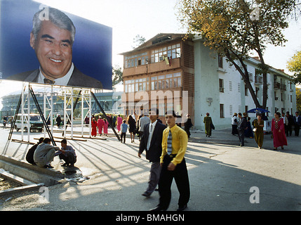 Ashgabat, Turkmenistan. Un cartellone ritratto di Turkmenistan Presidente Saparmurat Niyazov si erge su una strada della capitale. Foto Stock