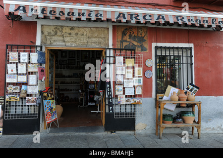 Negozio di articoli da regalo, Plaza Mayor, Cuenca, Castilla la Mancha, in Spagna Foto Stock