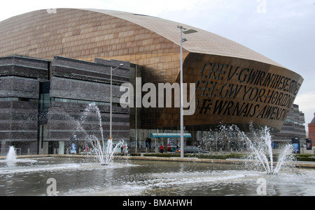 Millennium Centre foutains, Cardiff Wales, Regno Unito Foto Stock