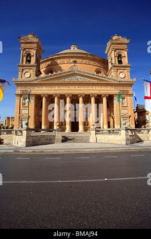 L'Esterno facciata principale della chiesa di St Mary - noto come la rotonda o duomo di Mosta, Mosta, isola di Malta Foto Stock