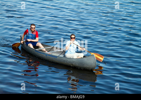 Un giovane bianco caucasico giovane in una canoa su un lago shot closeup. Foto Stock