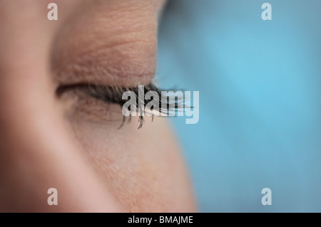 Womans occhio chiuso, concentrarsi sulle ciglia Foto Stock
