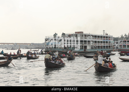 Le barche sul fiume Buriganga, Dacca in Bangladesh Foto Stock