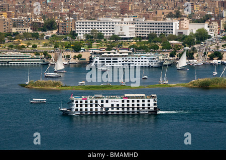 La nave di crociera vela sul fiume Nilo in Egitto Aswan Foto Stock