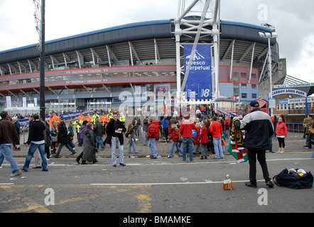 La Folla di fronte al Millennium Stadium prima di una partita di rugby, Cardiff, Regno Unito Foto Stock