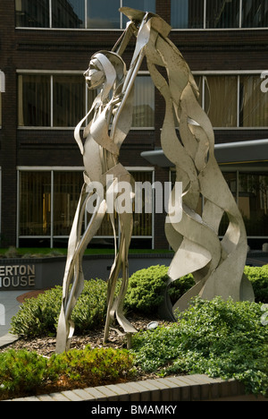 'Il tessuto di Manchester". Una scultura di Clare più grande a St. Mary's Canonica, Manchester, Inghilterra, Regno Unito Foto Stock