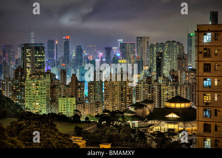 Edifici alti in Isola di Hong Kong city centre di notte Foto Stock