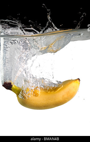 Banana buttato in acqua con il nero e sfondo bianco Foto Stock