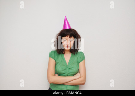 Triste giovane donna indossa party hat Foto Stock