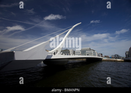 Samuel Beckett Bridge a Dublino la Dockland area con il centro conferenze a Dublino Foto Stock