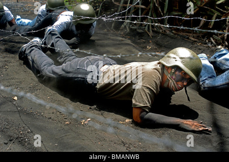 Riservisti dell'esercito strisciare attraverso un ostacolo durante il corso di addestramento militare in Charallave, Venezuela, Marzo 25, 2006. Foto Stock