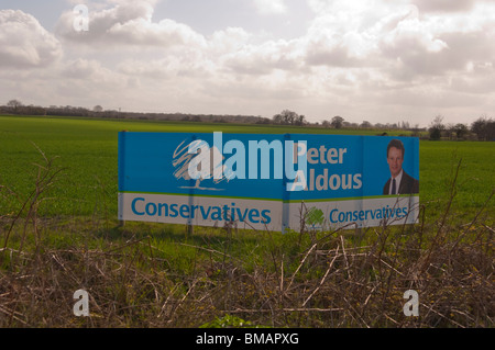 Un Cartellone elettorale per i conservatori in un campo di agricoltori in Suffolk , in Inghilterra , Gran Bretagna , Regno Unito Foto Stock
