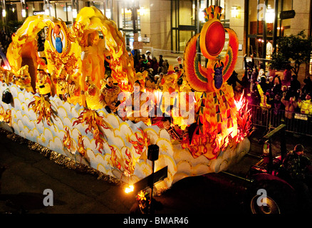 Scarabeo galleggiante in un Mardi Gras Night parade in downtown New Orleans. Foto Stock