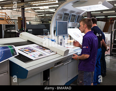Controllare le pagine stampate per la precisione del colore con spettrometro e desitometer a stampanti Wales UK Foto Stock