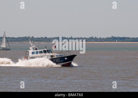 Un pilota di Harwich in barca a vela nel porto di Felixstowe nel Suffolk. Foto di Gordon Scammell Foto Stock