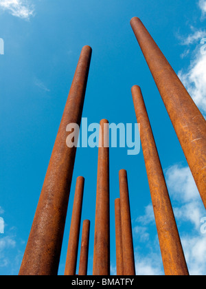 Nuova scultura in acciaio rappresentazione del muro di Berlino al nuovo Memoriale del Muro di Berlino sito a Bernauer Strasse Berlino Germania Foto Stock