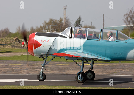 Yakovlev Yak-52 G-TYAK 'Betsy' aeromobile a decollo dalla pista di Sandtoft Airfield Foto Stock