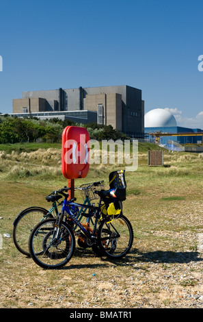 Biciclette appoggiata contro un posto nella parte anteriore di Sizewell B Power Station in Suffolk. Foto Stock