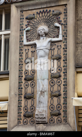 Dettaglio della scultura sulla facciata del blocco di appartamenti 9 Kaprova street, Praga, Repubblica Ceca Foto Stock