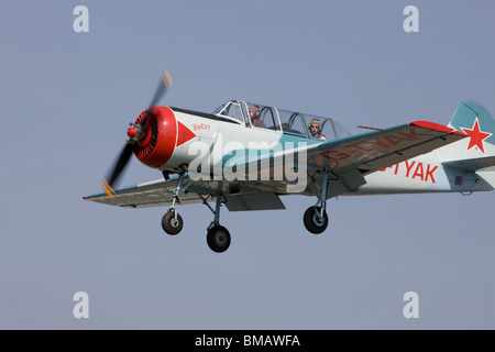 Yakovlev Yak-52 G-TYAK 'Betsy' ad ala bassa monoplan su aeromobili approccio finale a terra alla Aviosuperficie Sandtoft Foto Stock