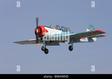 Yakovlev Yak-52 G-TYAK 'Betsy' ad ala bassa monoplan su aeromobili approccio finale a terra alla Aviosuperficie Sandtoft Foto Stock