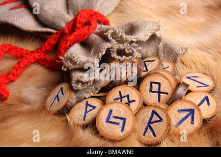 Rune con custodia close-up Foto Stock