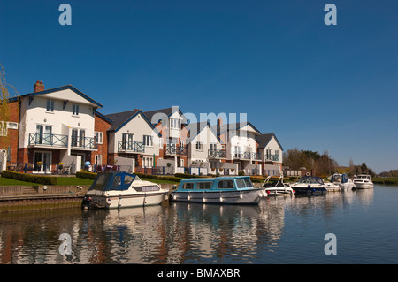 Barche sul fiume e case con facciata sul fiume Chet a Loddon , Norfolk , in Inghilterra , Gran Bretagna , Regno Unito Foto Stock