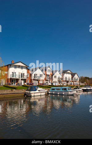 Barche sul fiume e case con facciata sul fiume Chet a Loddon , Norfolk , in Inghilterra , Gran Bretagna , Regno Unito Foto Stock