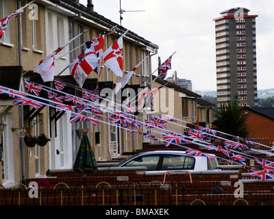 Hopewell Crescent, inferiore Shankill Belfast addobbato con bandiere per celebrare il dodicesimo mese di luglio ordine arancione parate. 13-07-2009 Foto Stock