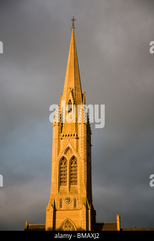 La guglia di san Giovanni chiesa RC contro il cielo in tempesta, vasca da bagno Foto Stock