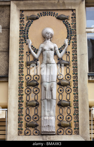 Dettaglio della scultura sulla facciata del blocco di appartamenti 9 Kaprova street, Praga, Repubblica Ceca Foto Stock