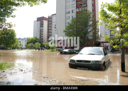 Alluvione di Wroclaw, Kozanow 2010, inondati di automobili Foto Stock
