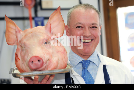 Butcher Paul Williams con una testa di suini Foto Stock