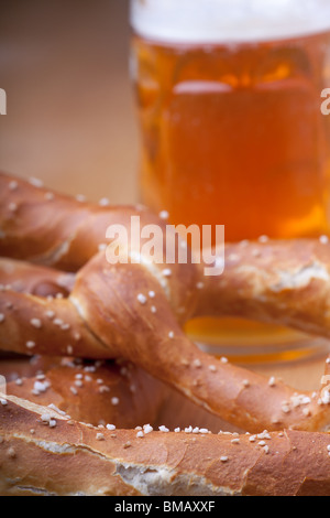 Dettaglio di due pretzel bavarese Foto Stock