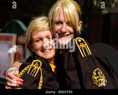 Orangefest, 12 luglio 2009 arancione sfilata attraverso il centro di Belfast. Solo uno dei tanti cortei in Irlanda del Nord. Foto Stock