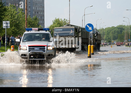 Alluvione di Wroclaw, Kozanow 2010, i carrelli di guida attraverso l'acqua Foto Stock
